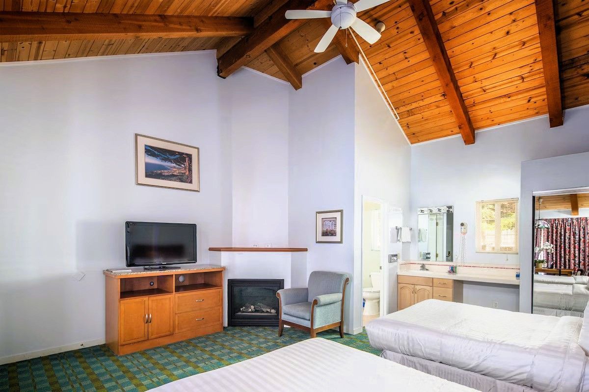 Butterfly Grove Inn - 2 Queen Bed Room, fireplace, TV
