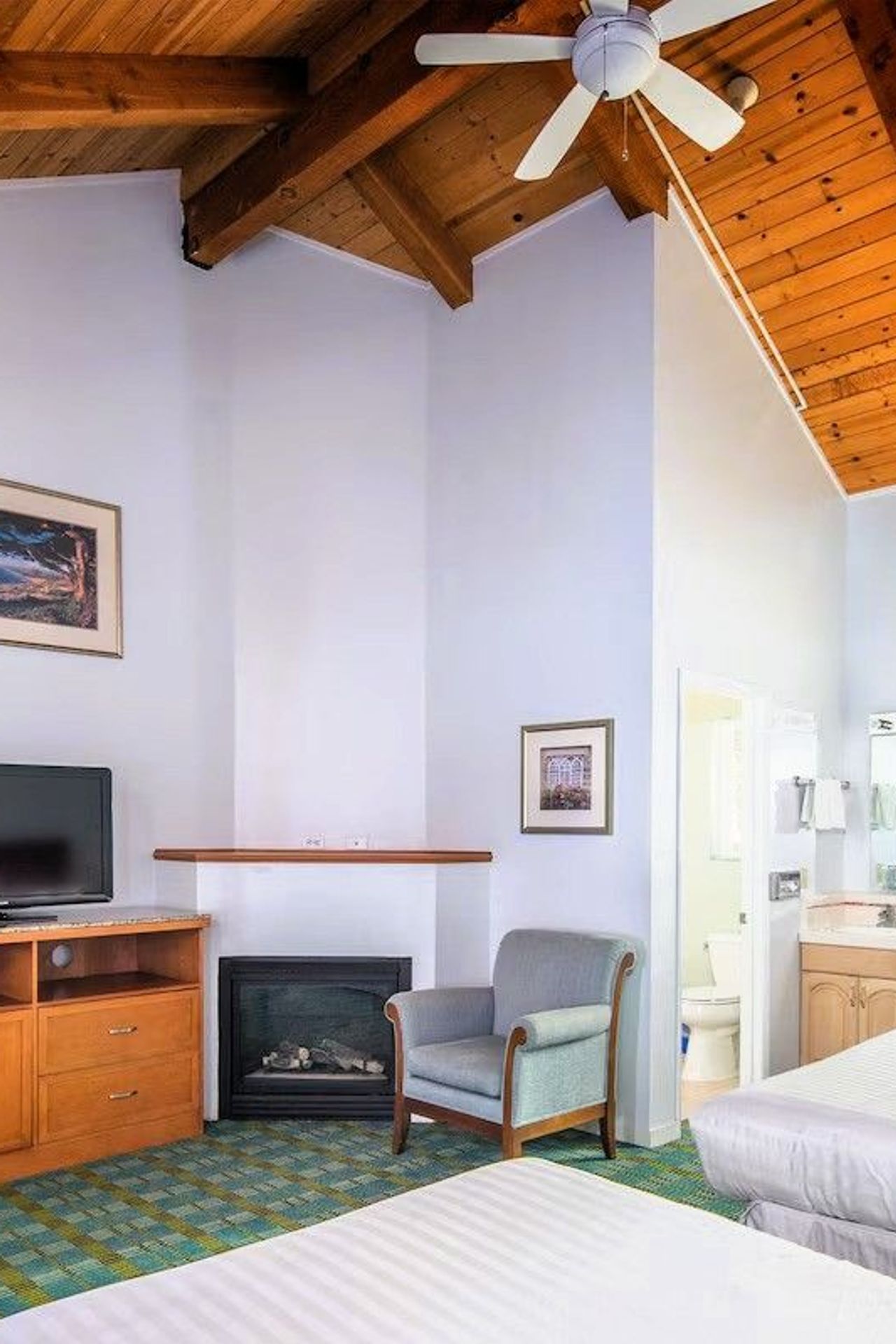 Butterfly Grove Inn - 2 Queen Bed Room, fireplace, TV