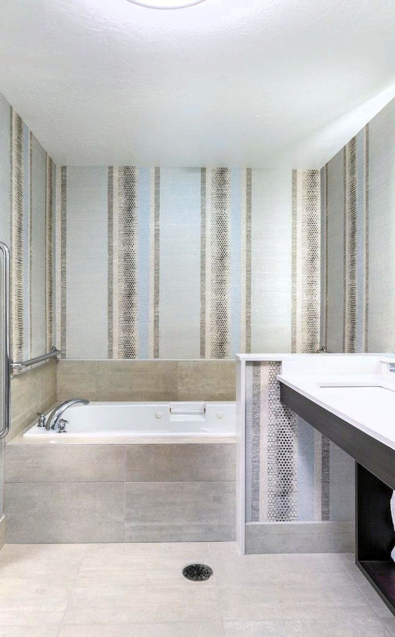 Photo of Holiday Inn Express & Suites Eugene Downtown - University, an IHG Hotel - Bathroom, Private whirlpool tub, Walk-in shower