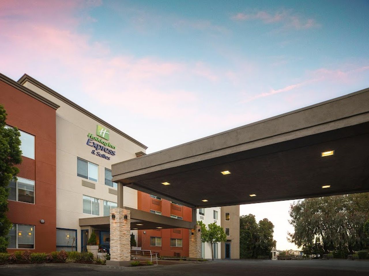 Photo of Holiday Inn Express & Suites Belmont by IHG