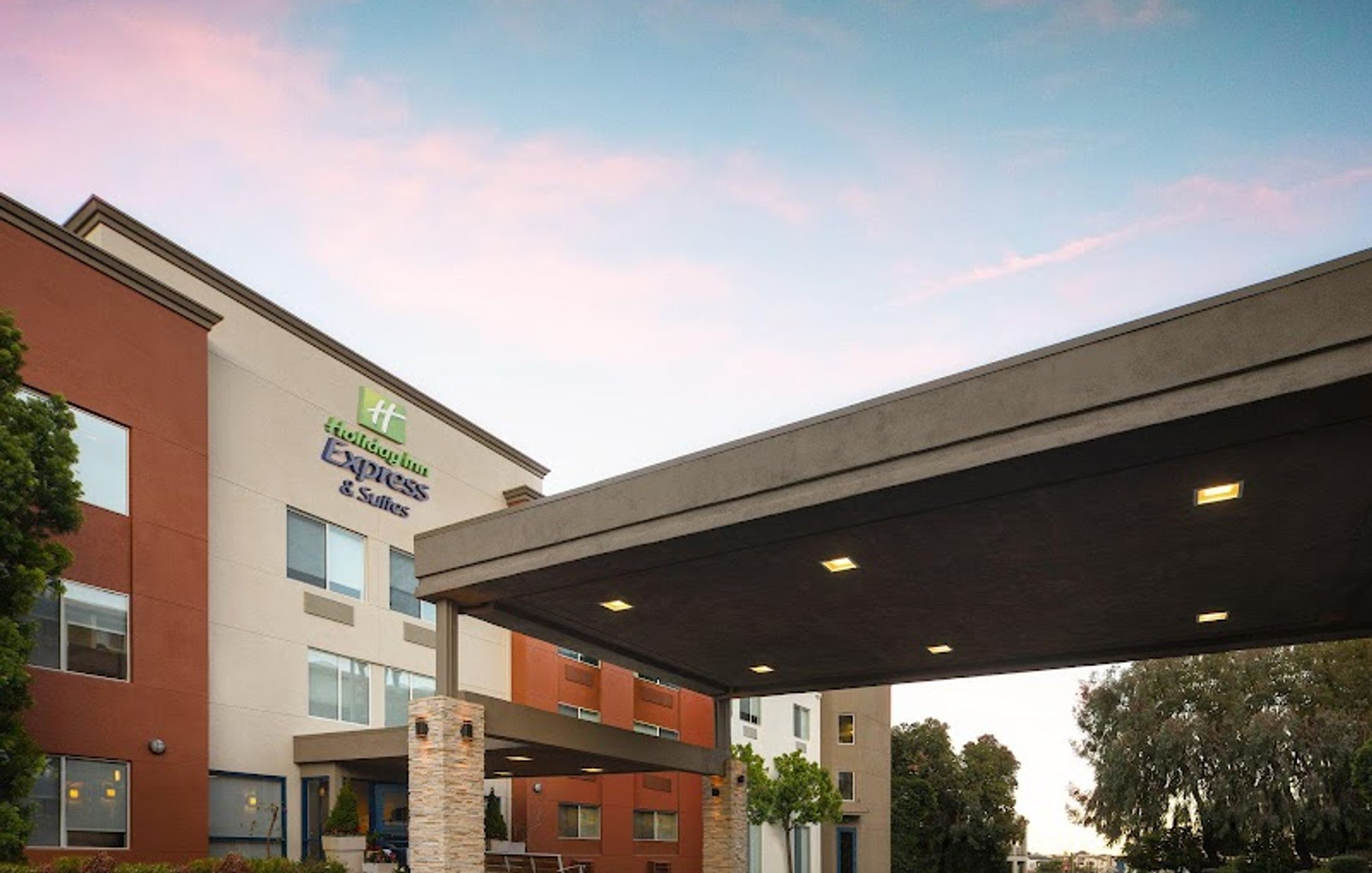 Holiday Inn Express & Suites Belmont by IHG