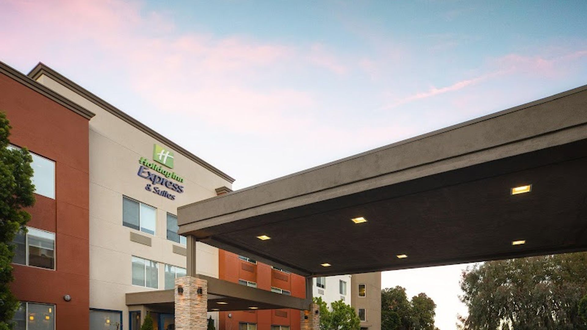 Holiday Inn Express & Suites Belmont by IHG