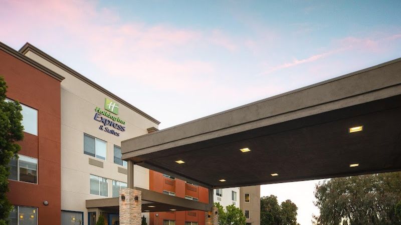 Holiday Inn Express & Suites Belmont by IHG