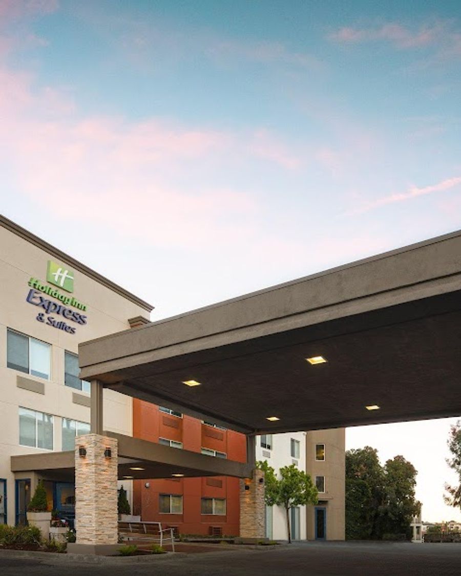 Holiday Inn Express & Suites Belmont by IHG