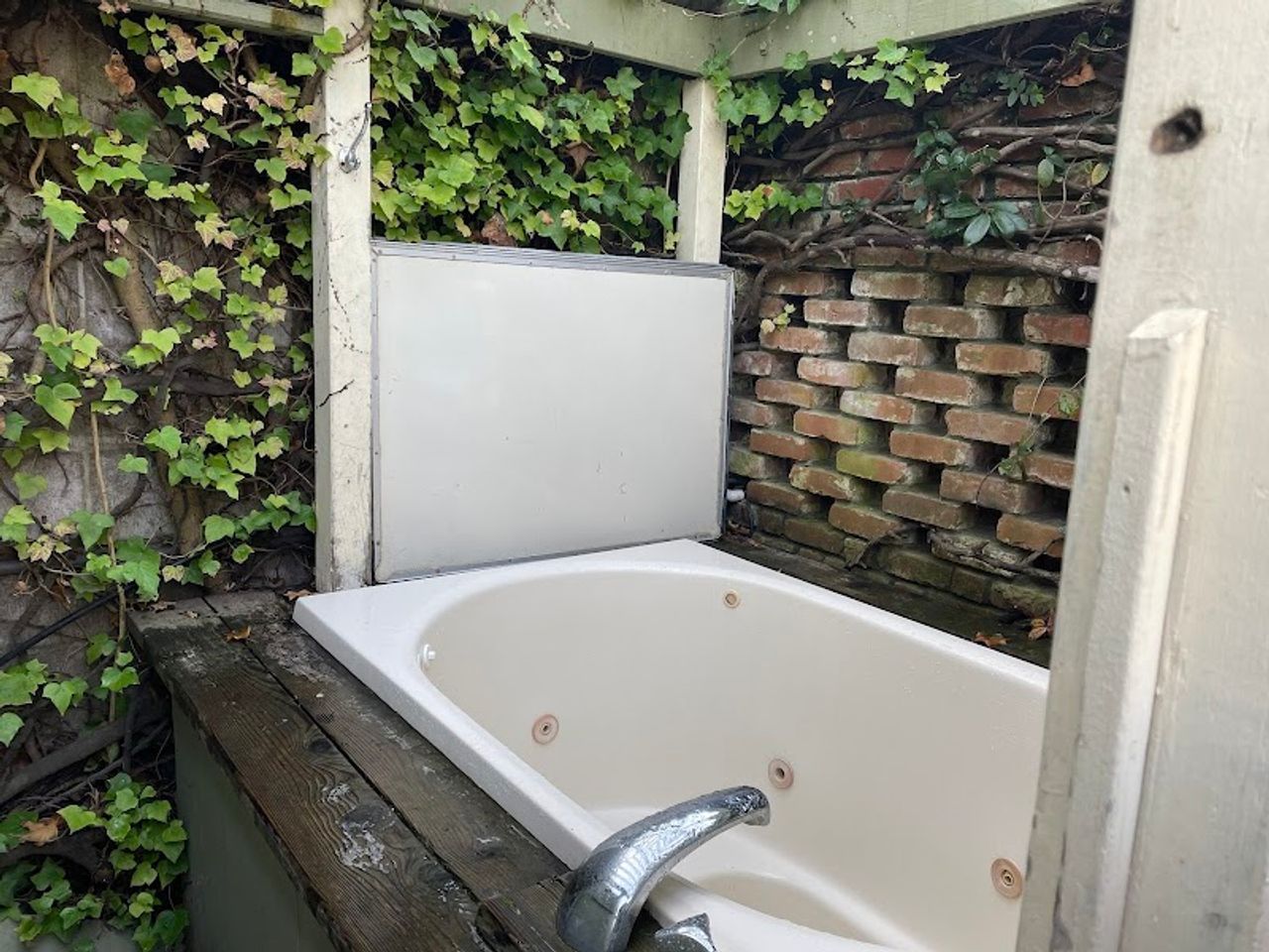 Photo of Inn At Depot Hill - outdoor jetted tub