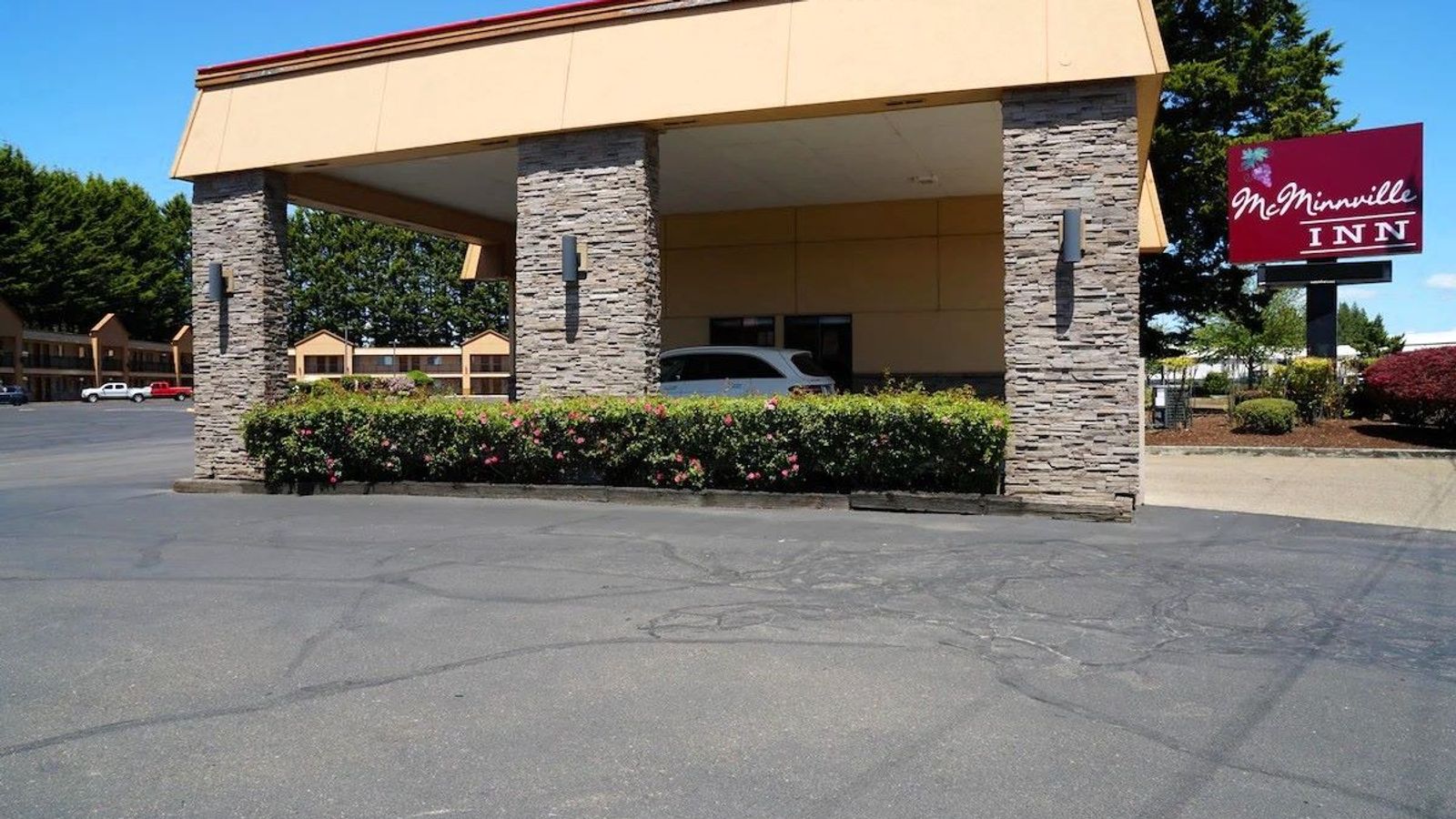 McMinnville Inn Entrance