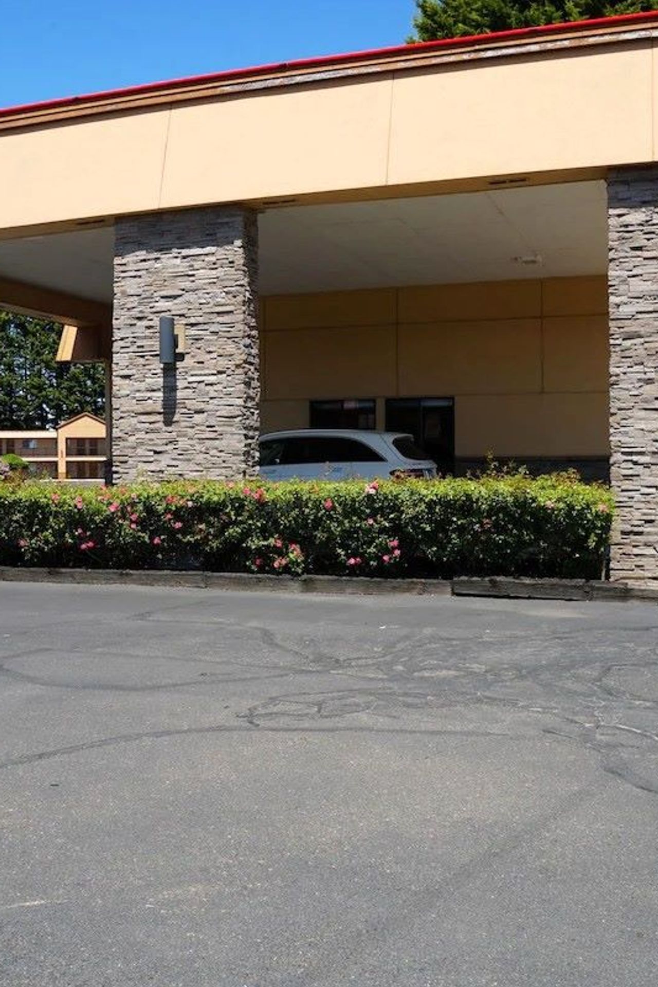 McMinnville Inn Entrance
