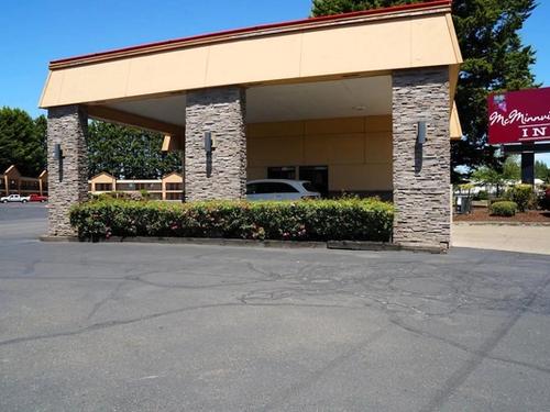 McMinnville Inn Entrance