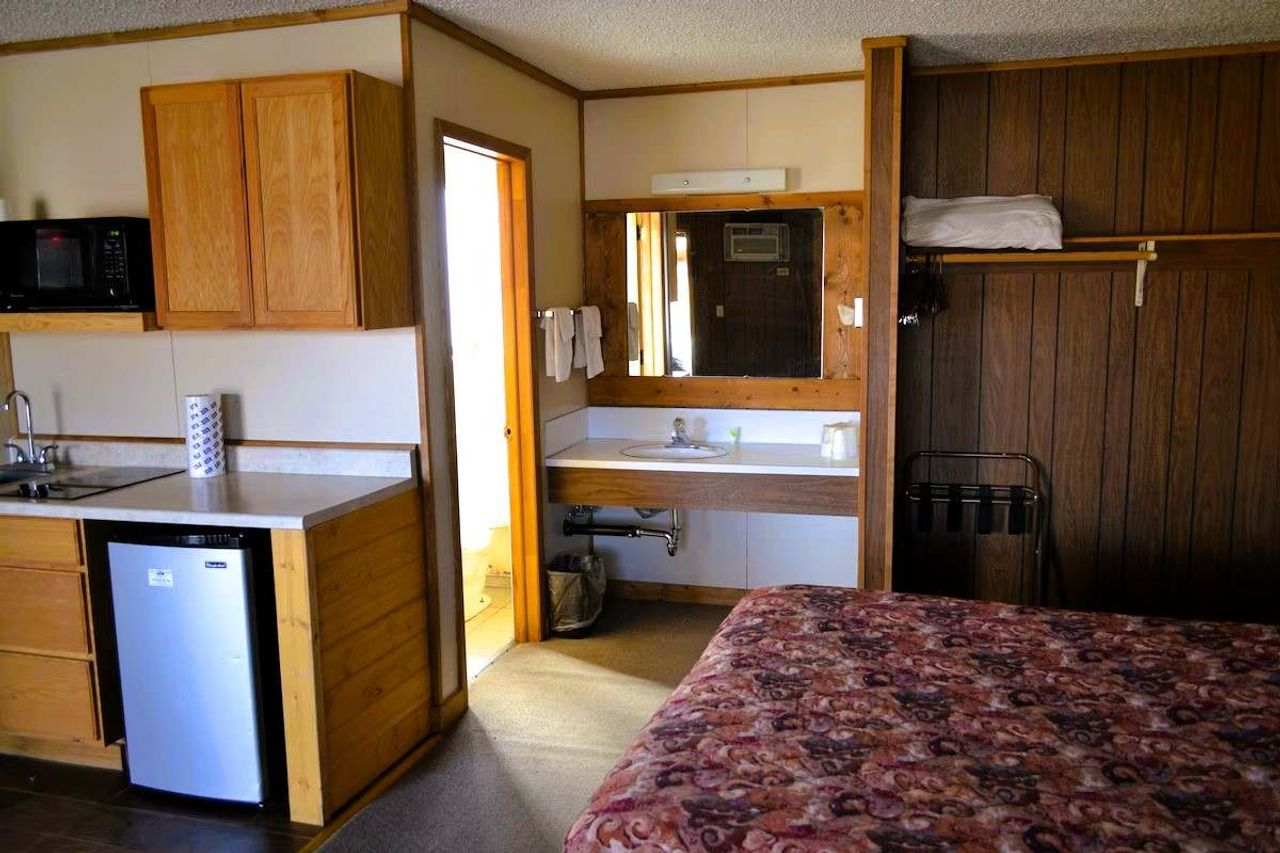 Village Inn Restaurant - Standard Room, 1 Queen Bed