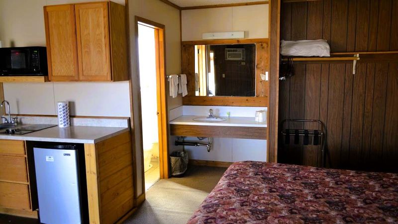 Village Inn Restaurant - Standard Room, 1 Queen Bed