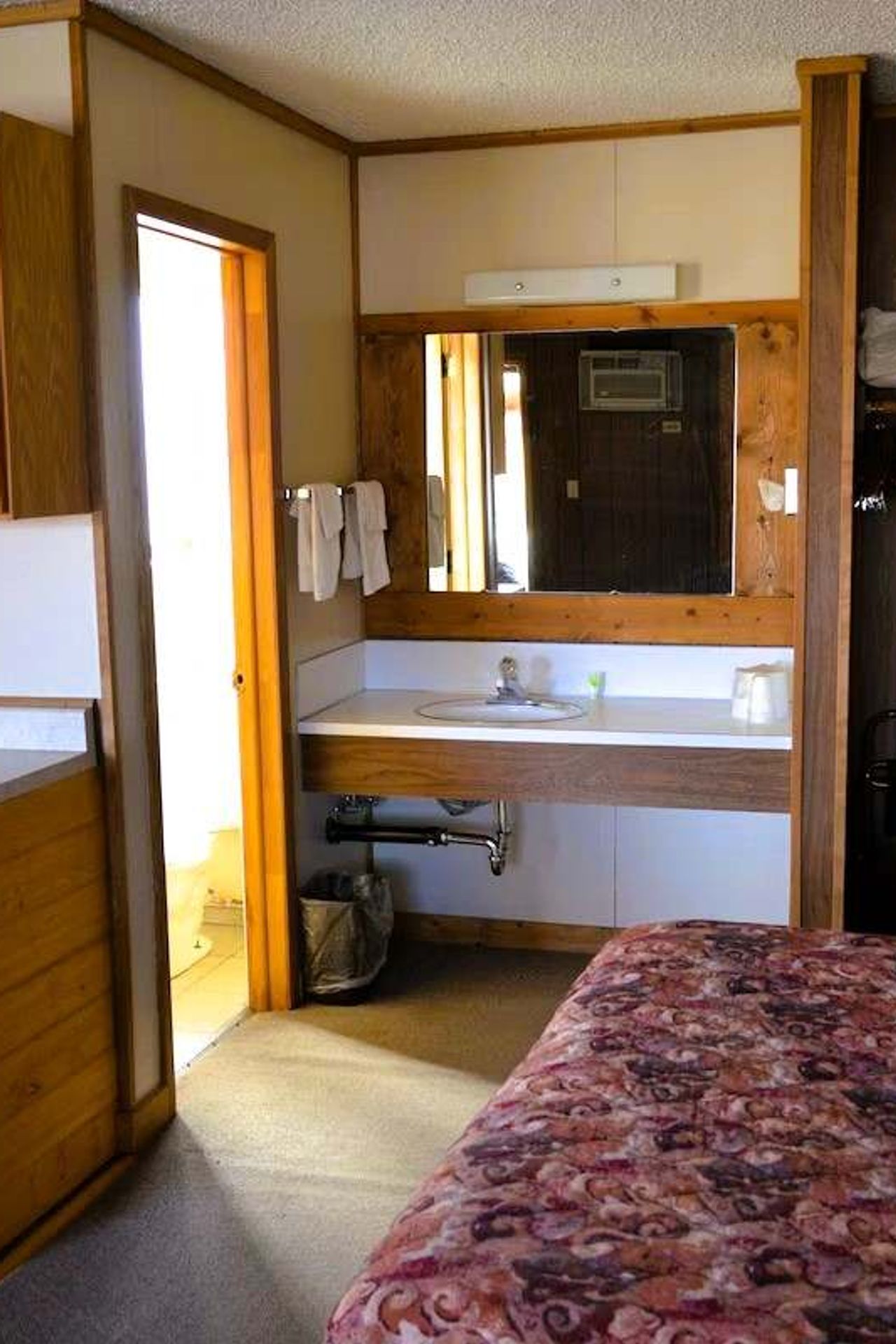 Village Inn Restaurant - Standard Room, 1 Queen Bed