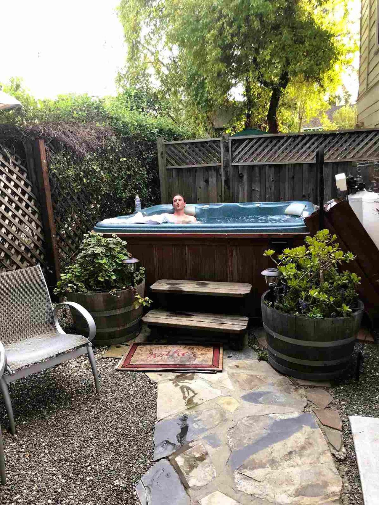 Inn St Helena - outdoor jet tub
