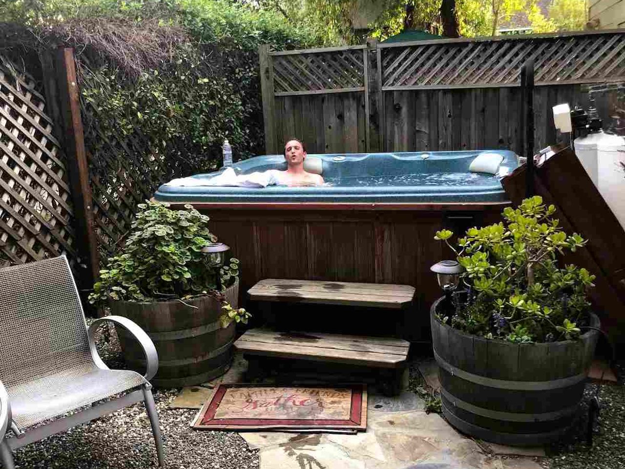 Inn St Helena - outdoor jet tub