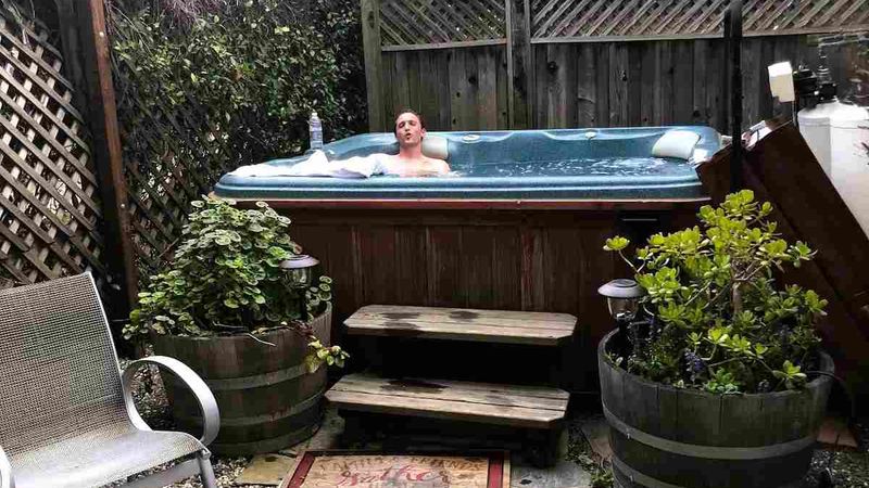 Inn St Helena - outdoor jet tub