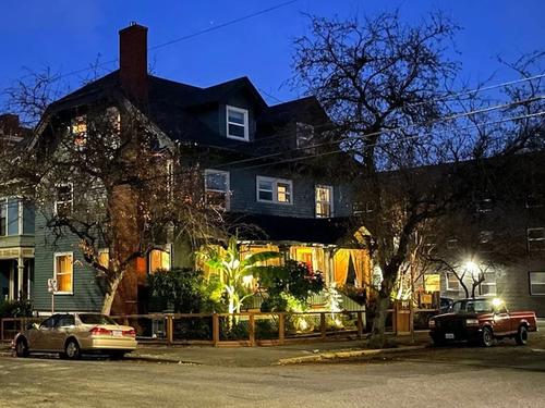 Portland International Guesthouse-Exterior