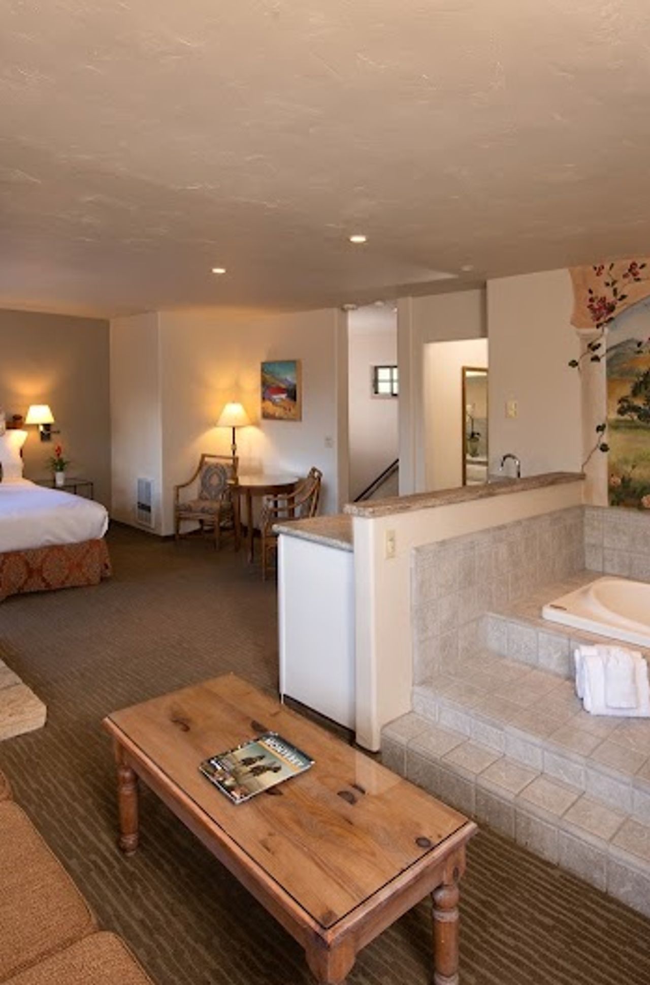 Photo of Horizon Inn & Ocean View Lodge - Jr Suite Mountain View (Room 123) with fireplace, a jacuzzi tub, sitting area