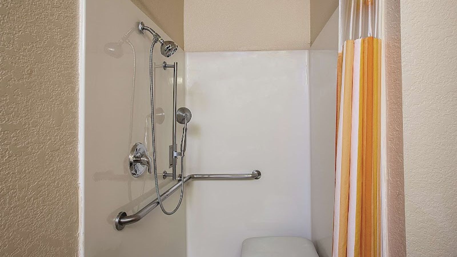 Photo of La Quinta Inn & Suites by Wyndham Davis