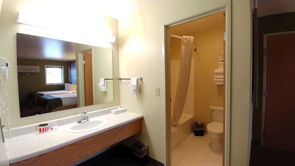 Super 8 by Wyndham McCall - Suite, Bathroom