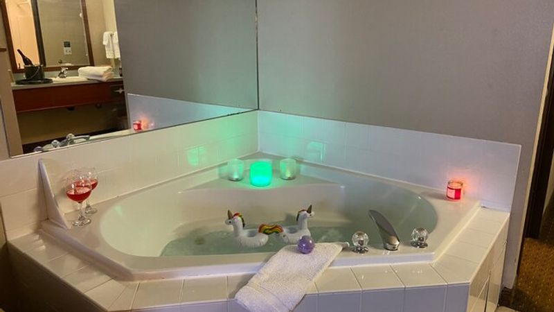 Photo of Siletz Bay Beachfront Hotel by OYO Lincoln City - In-room jetted tubs