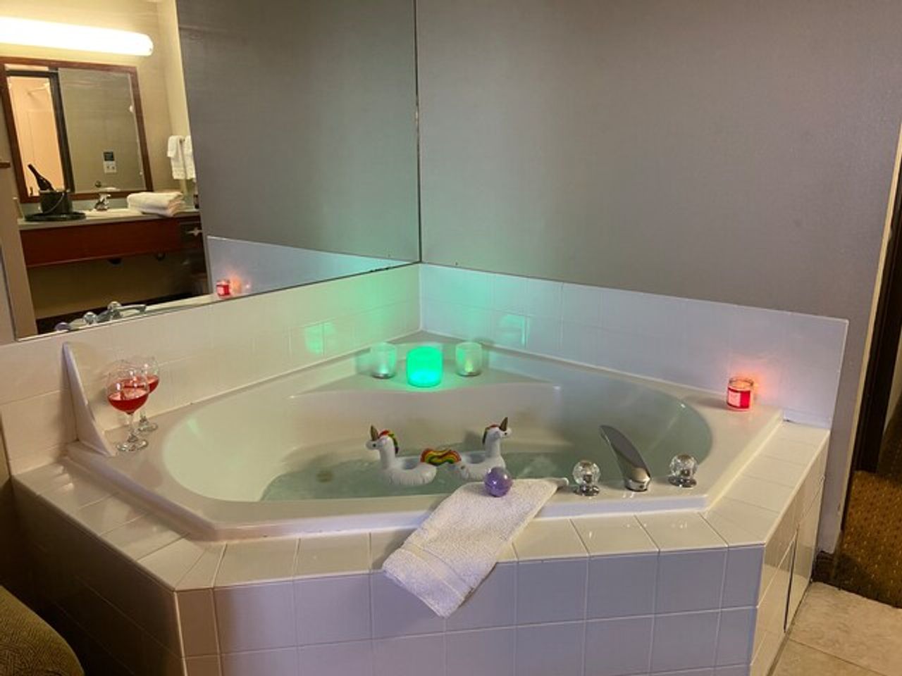 Photo of Siletz Bay Beachfront Hotel by OYO Lincoln City - In-room jetted tubs