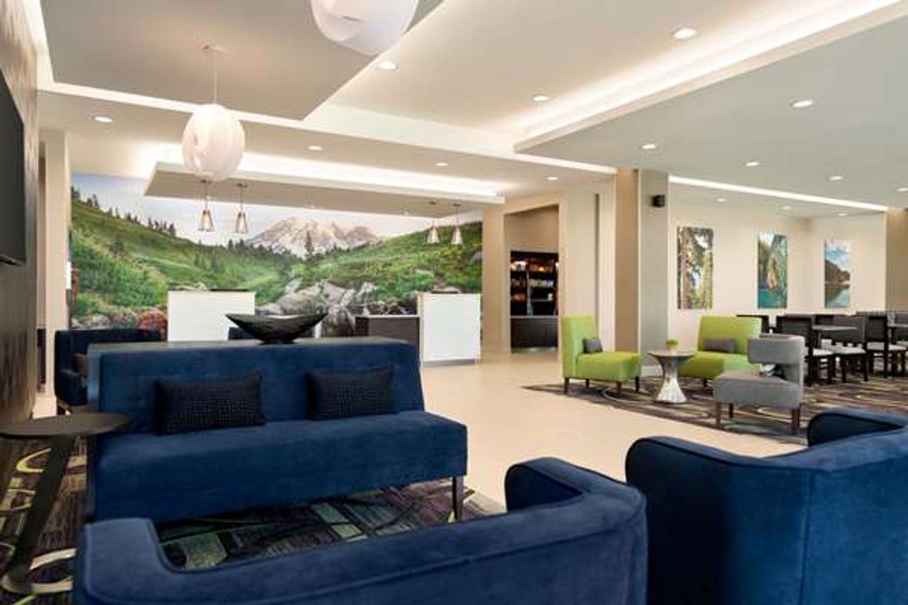 Photo of La Quinta Inn & Suites by Wyndham Burlington