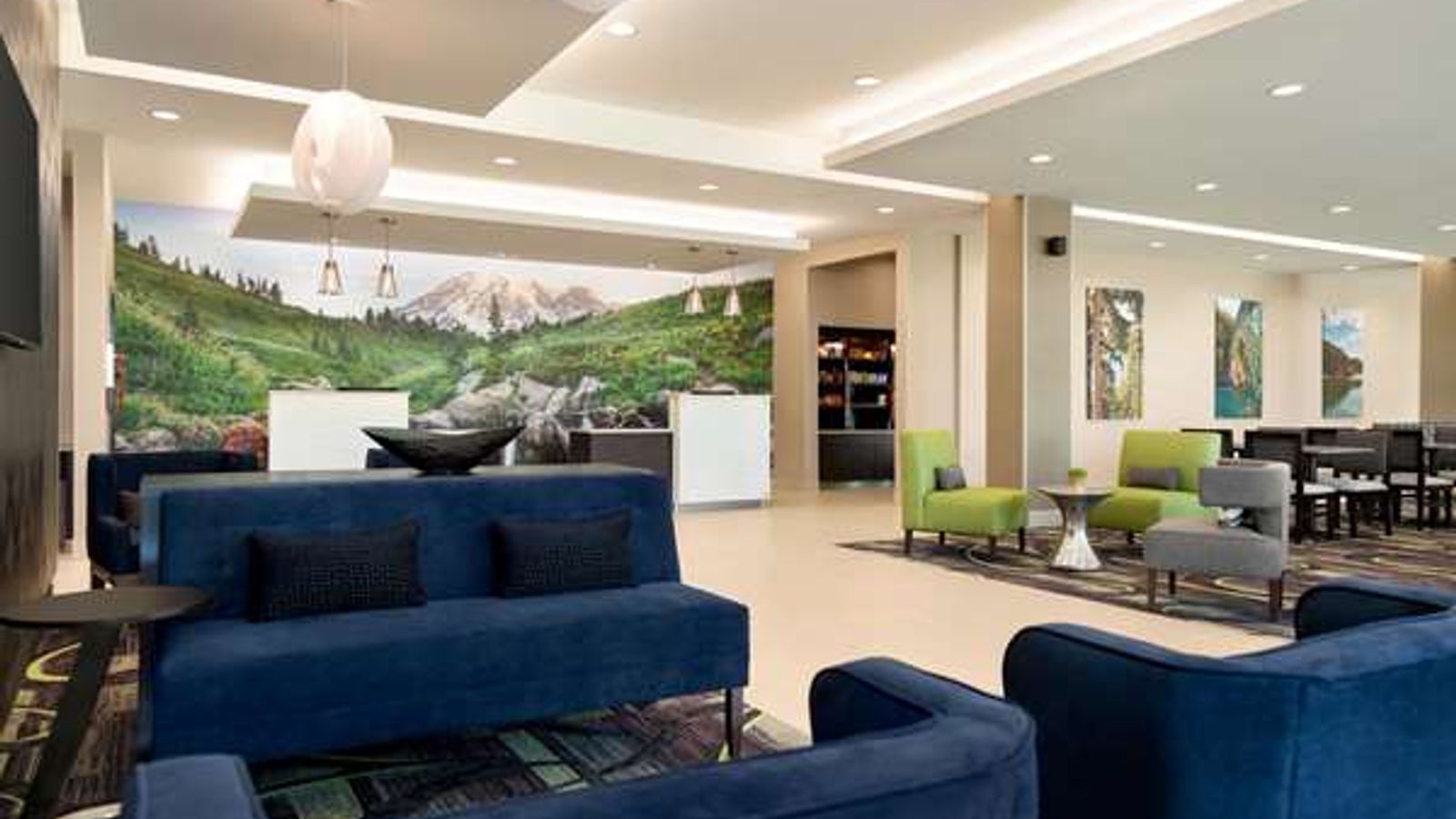 Photo of La Quinta Inn & Suites by Wyndham Burlington