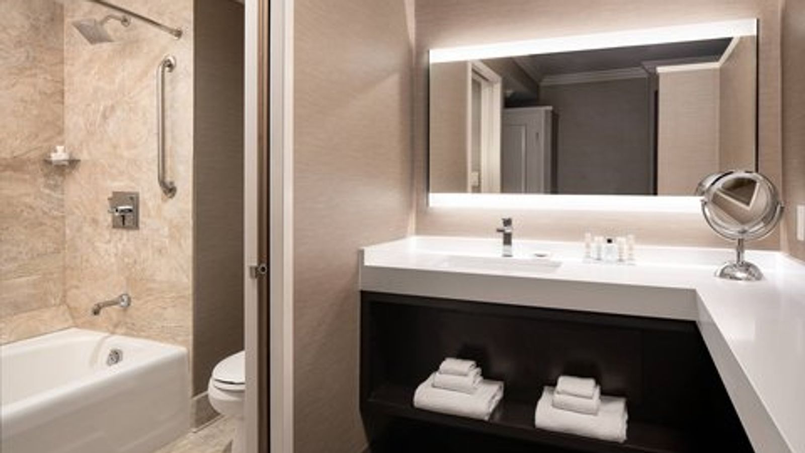 Photo of Monterey Marriott - Bathroom