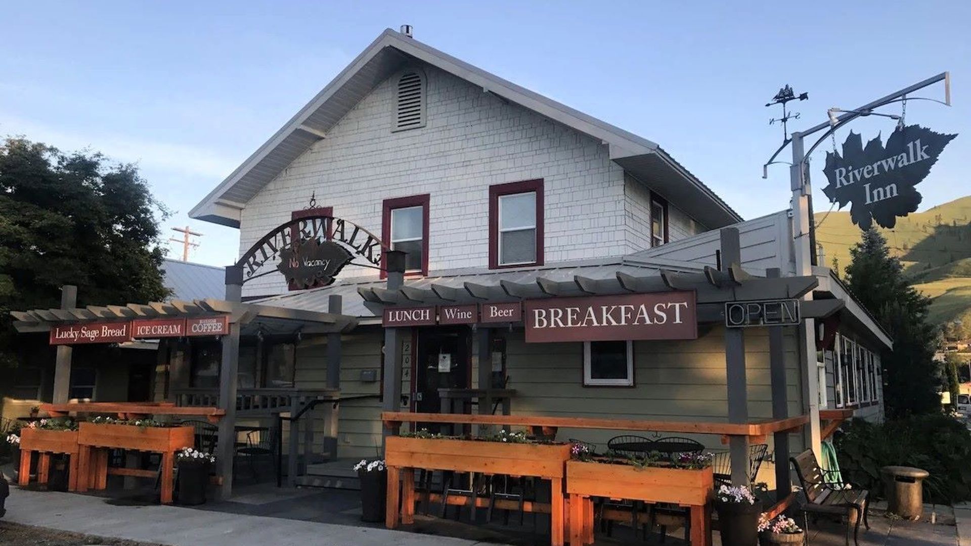 Riverwalk Inn & Cafe