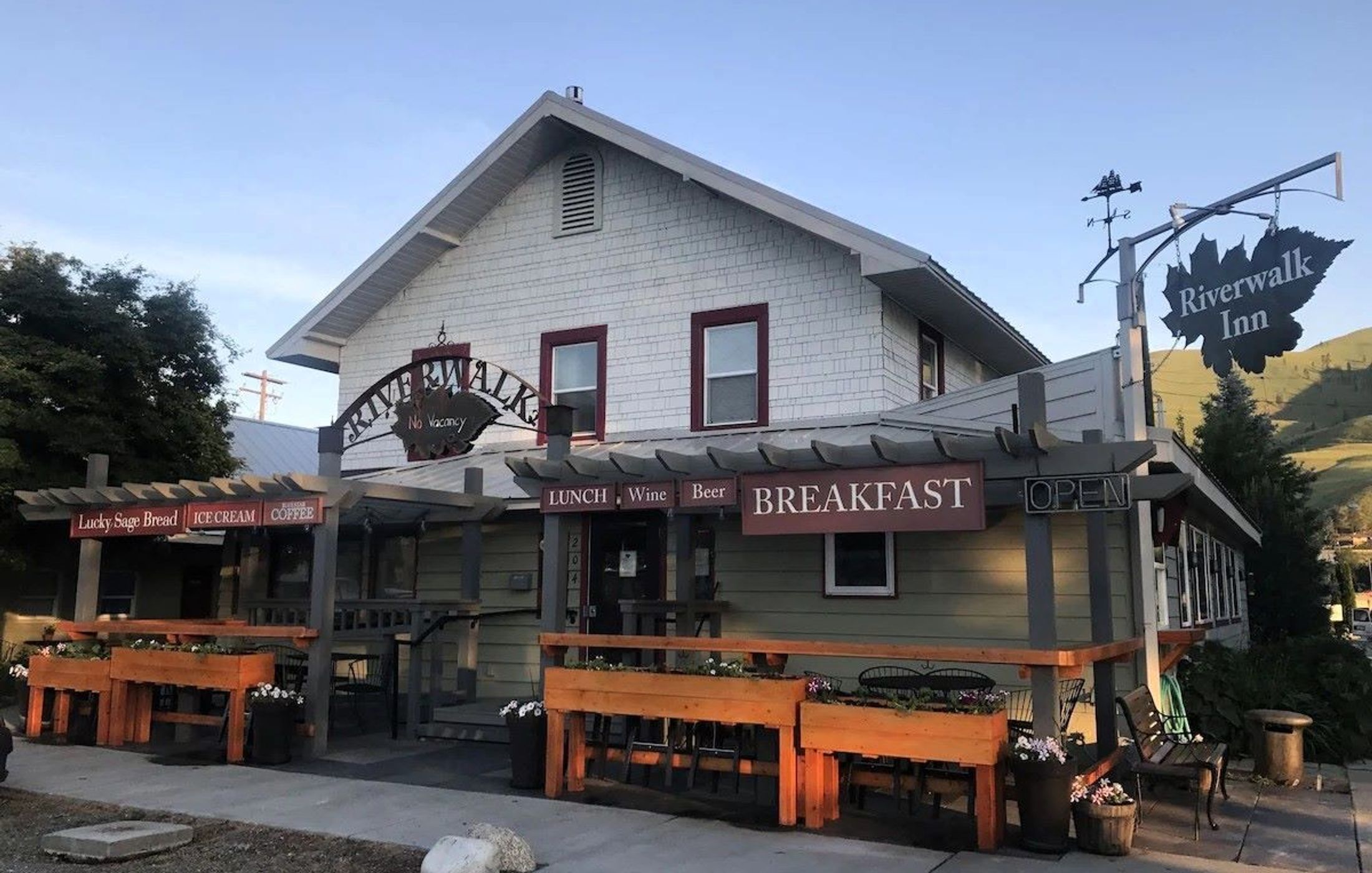 Riverwalk Inn & Cafe