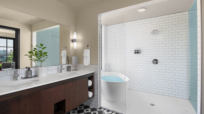 Photo of The Gordon Hotel - Bathroom, Walk-in shower, Private soaking tub