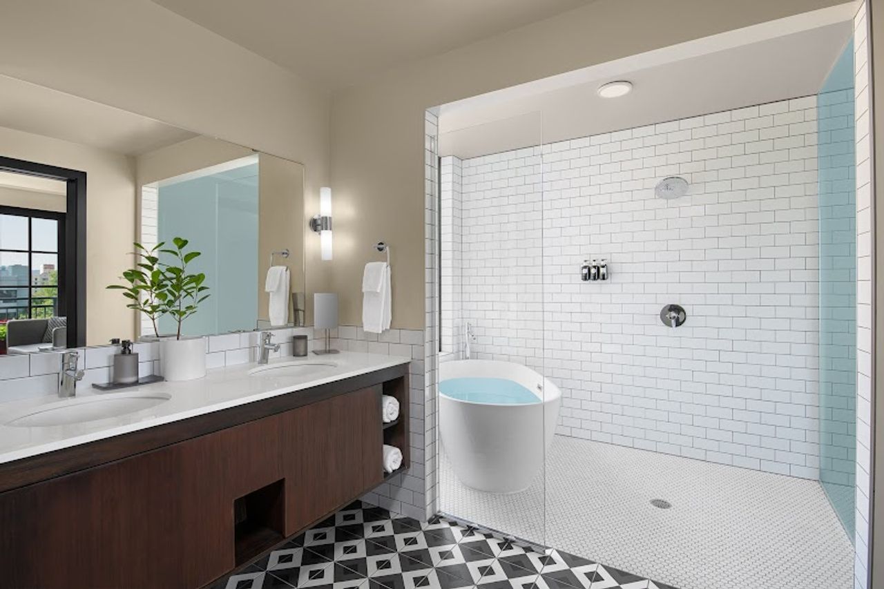 Photo of The Gordon Hotel - Bathroom, Walk-in shower, Private soaking tub