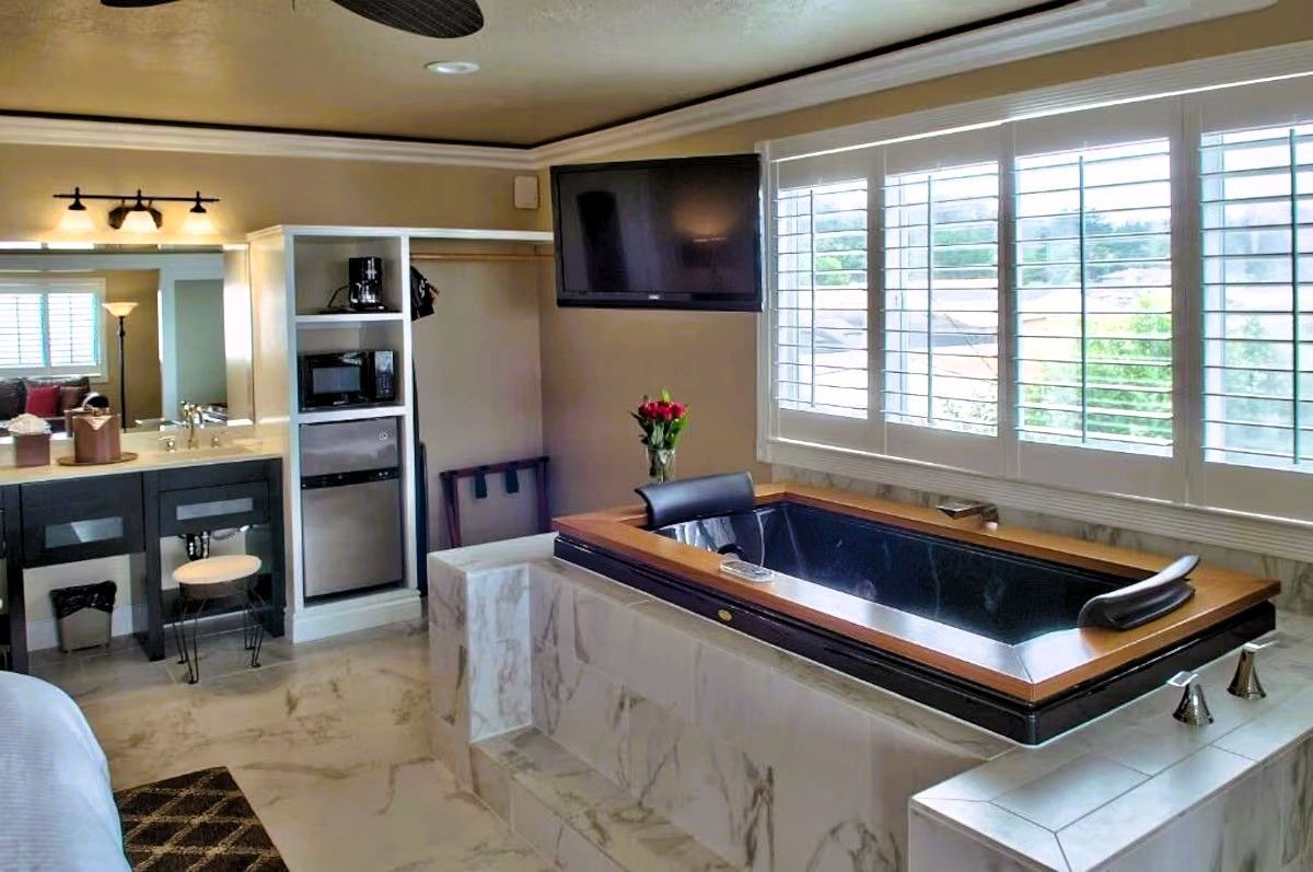 Lovers Point Inn - Luxury King Suite with marble Jacuzzi tub and fireplace