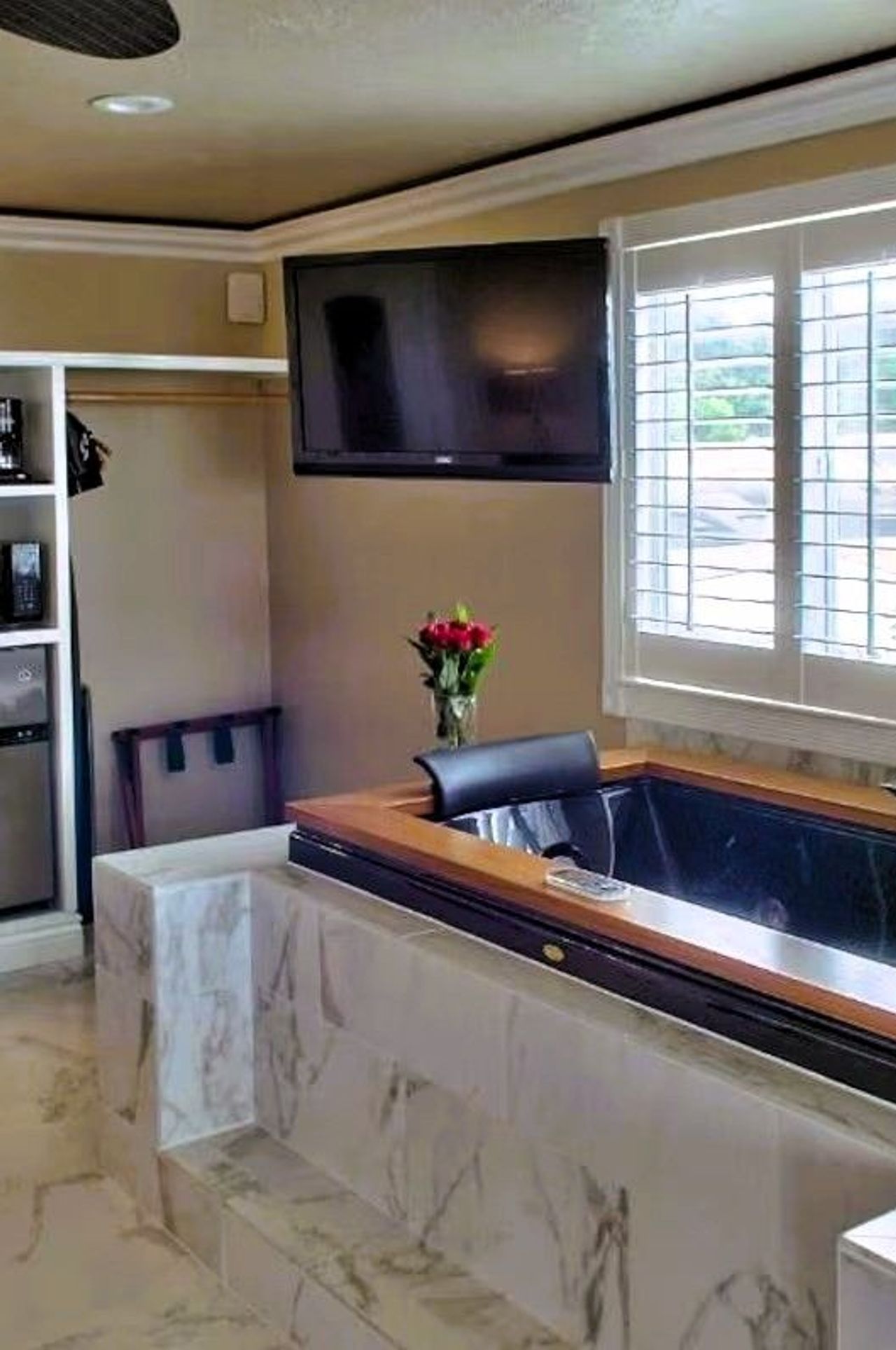 Lovers Point Inn - Luxury King Suite with marble Jacuzzi tub and fireplace