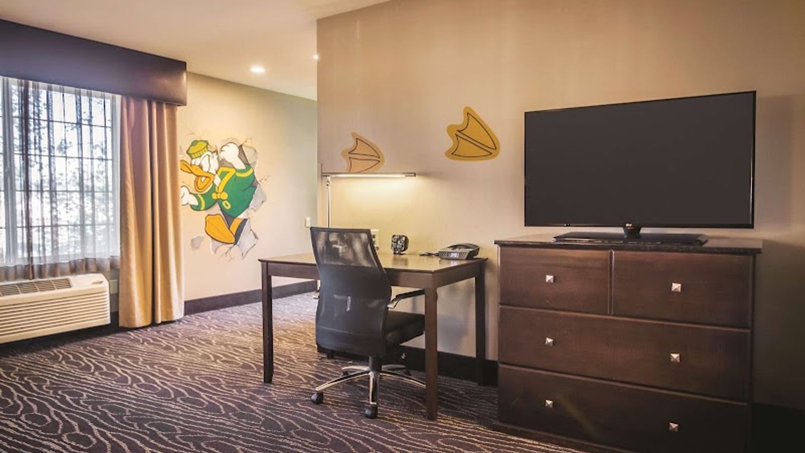 Photo of La Quinta Inn & Suites by Wyndham Eugene - Suite, Work desk, Flat TV