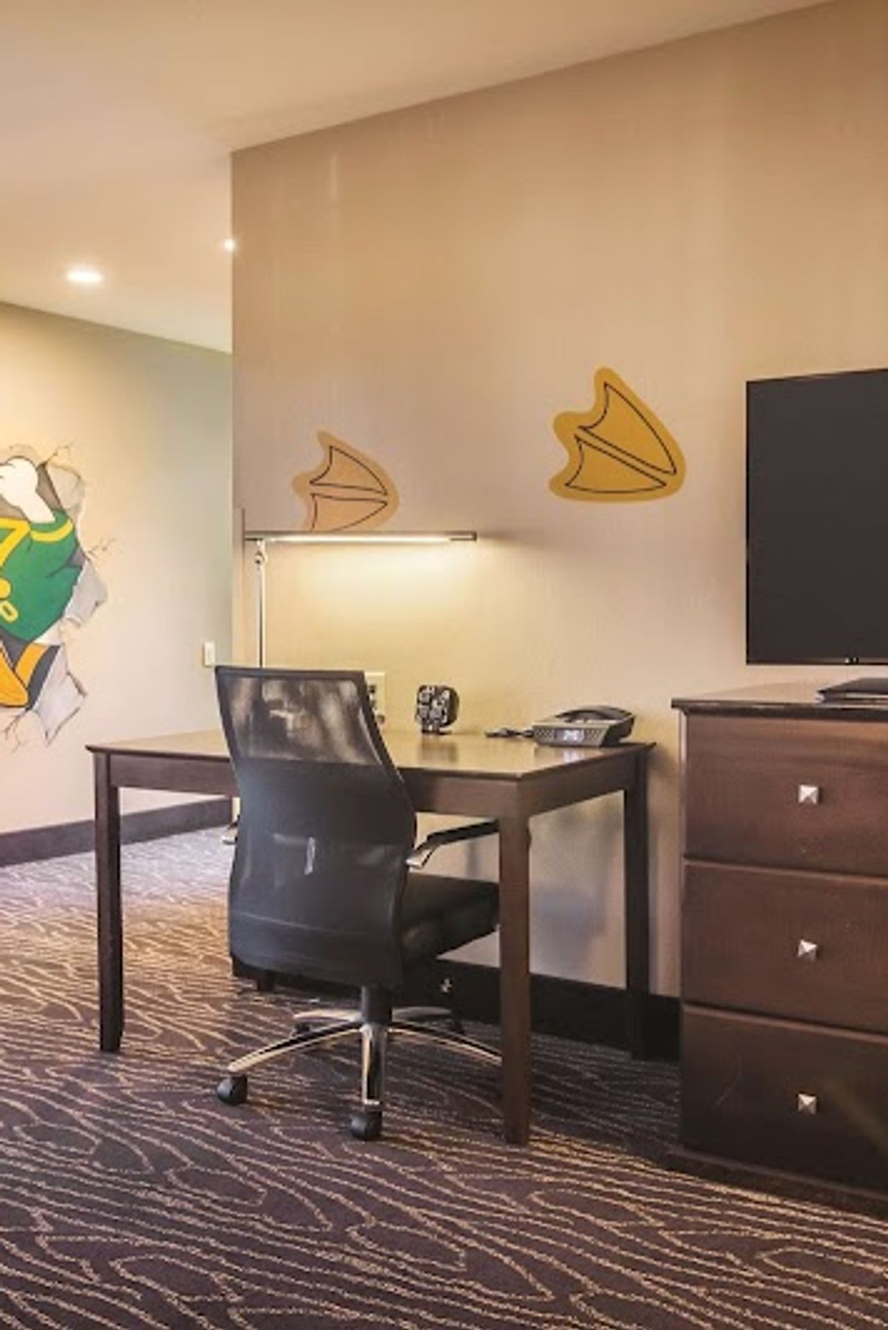 Photo of La Quinta Inn & Suites by Wyndham Eugene - Suite, Work desk, Flat TV
