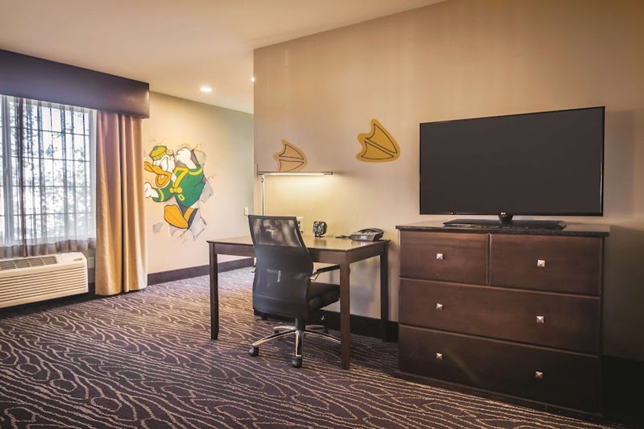 Photo of La Quinta Inn & Suites by Wyndham Eugene - Suite, Work desk, Flat TV
