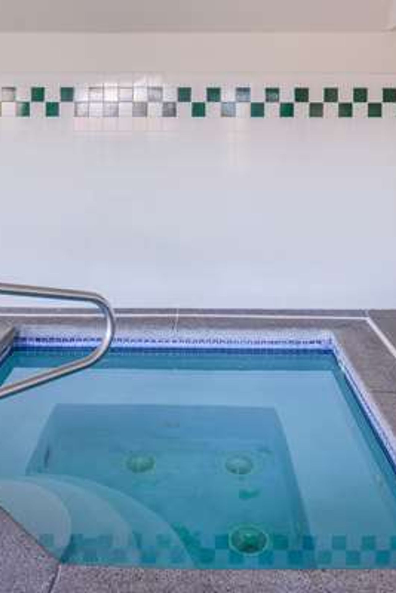 Travelodge Suites by Wyndham Newberg - Indoor hot tub