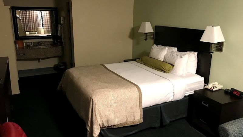 Photo of University Inn & Suites Eugene - Room, King Bed, Sofa, Work desk