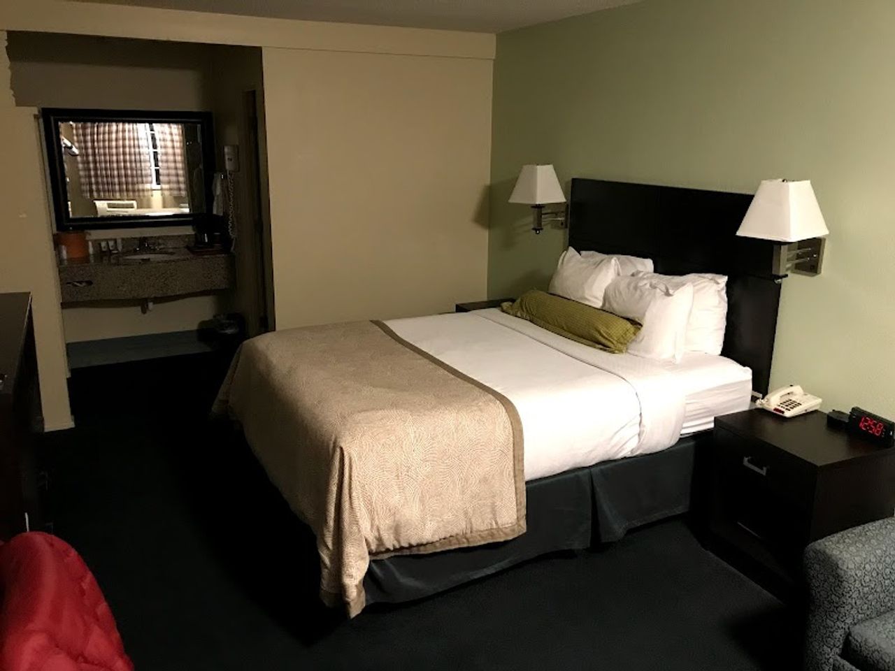 Photo of University Inn & Suites Eugene - Room, King Bed, Sofa, Work desk
