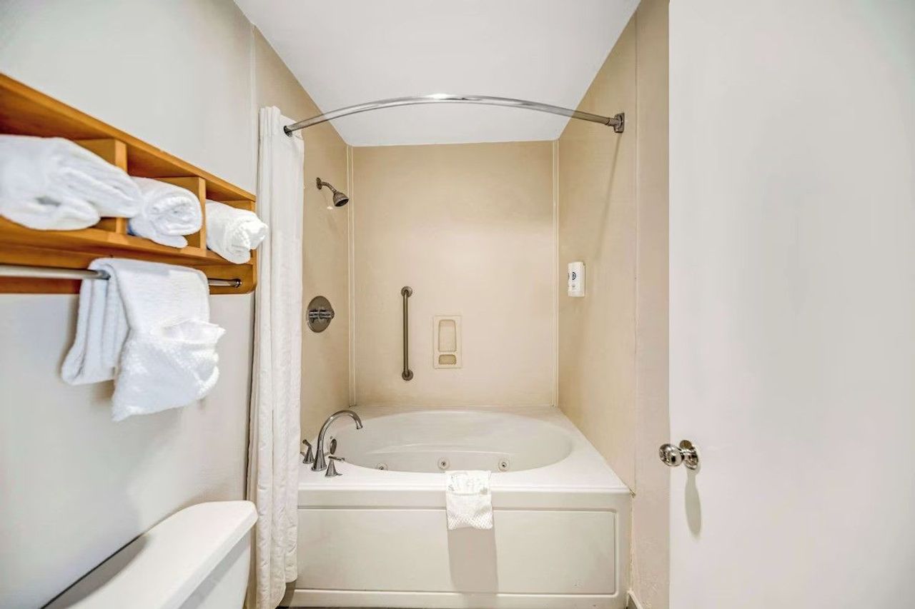 Comfort Inn Beach/Boardwalk Area - King suites with private hot tub