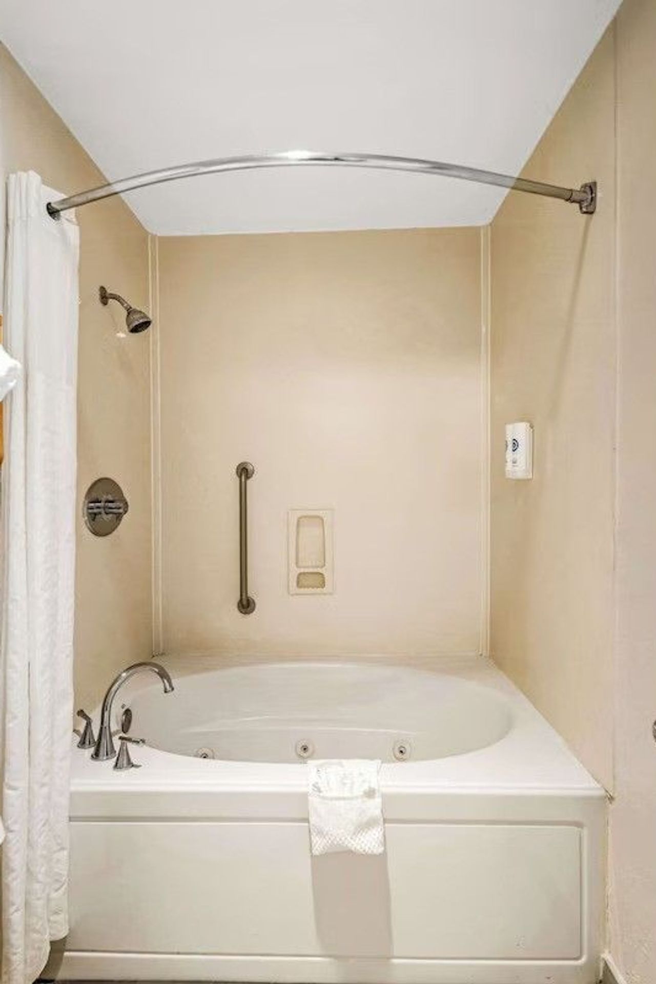 Comfort Inn Beach/Boardwalk Area - King suites with private hot tub