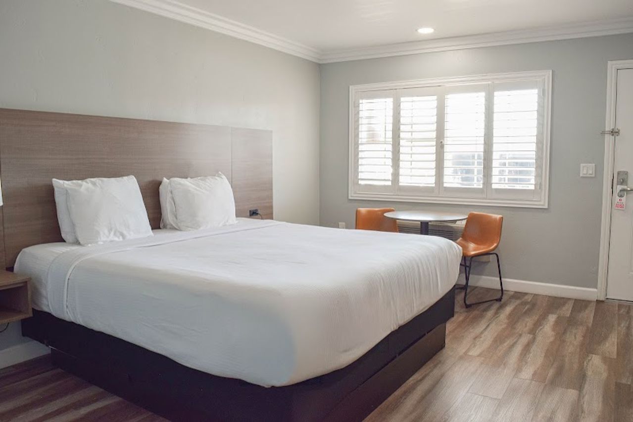 Photo of Lone Oak Lodge - Room, King Bed, Table