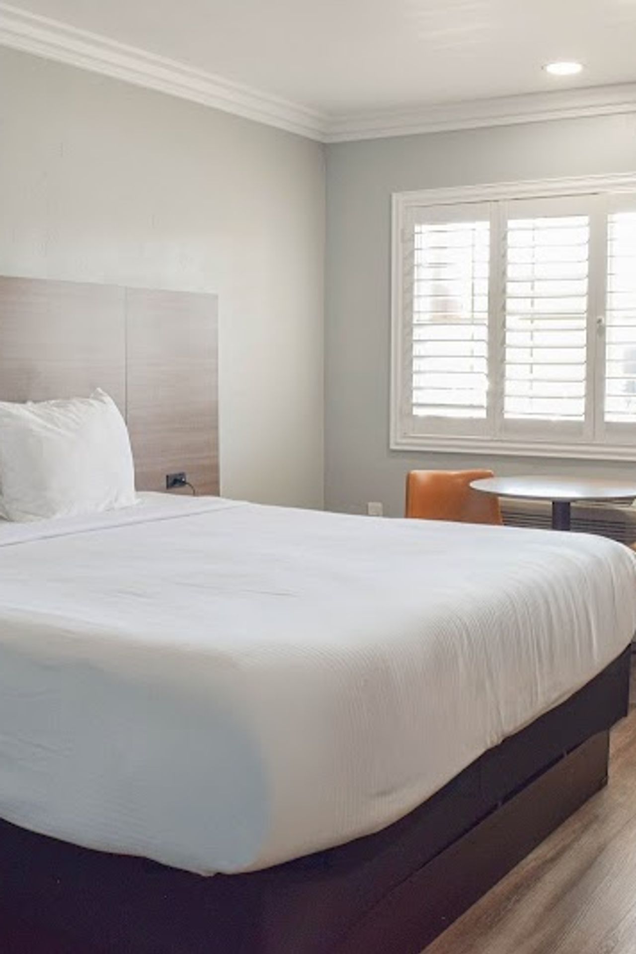 Photo of Lone Oak Lodge - Room, King Bed, Table