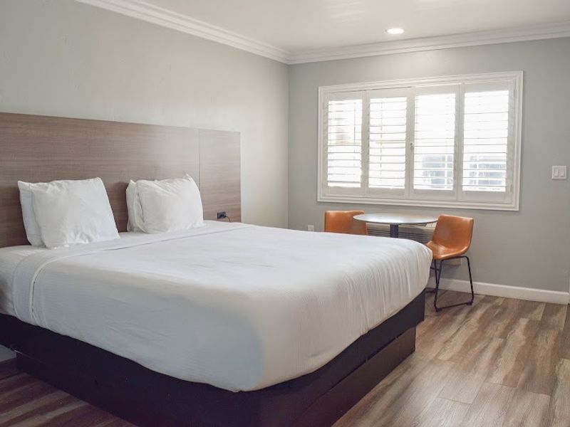 Photo of Lone Oak Lodge - Room, King Bed, Table
