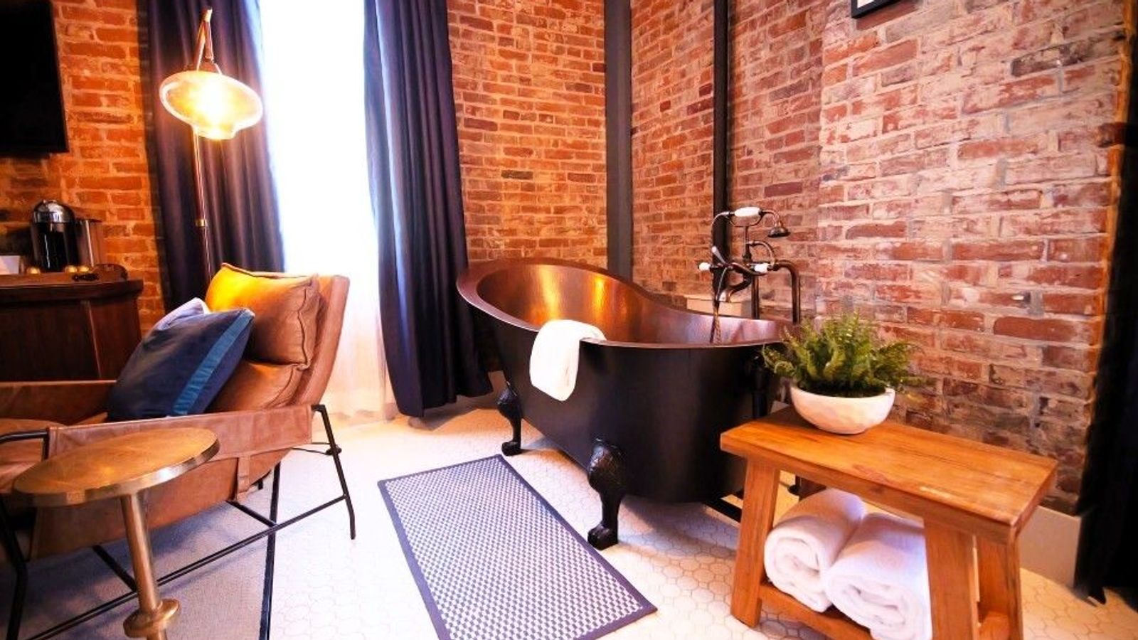 Jacksonville Inn - King Suite with Luxurious 72" copper soaking tub