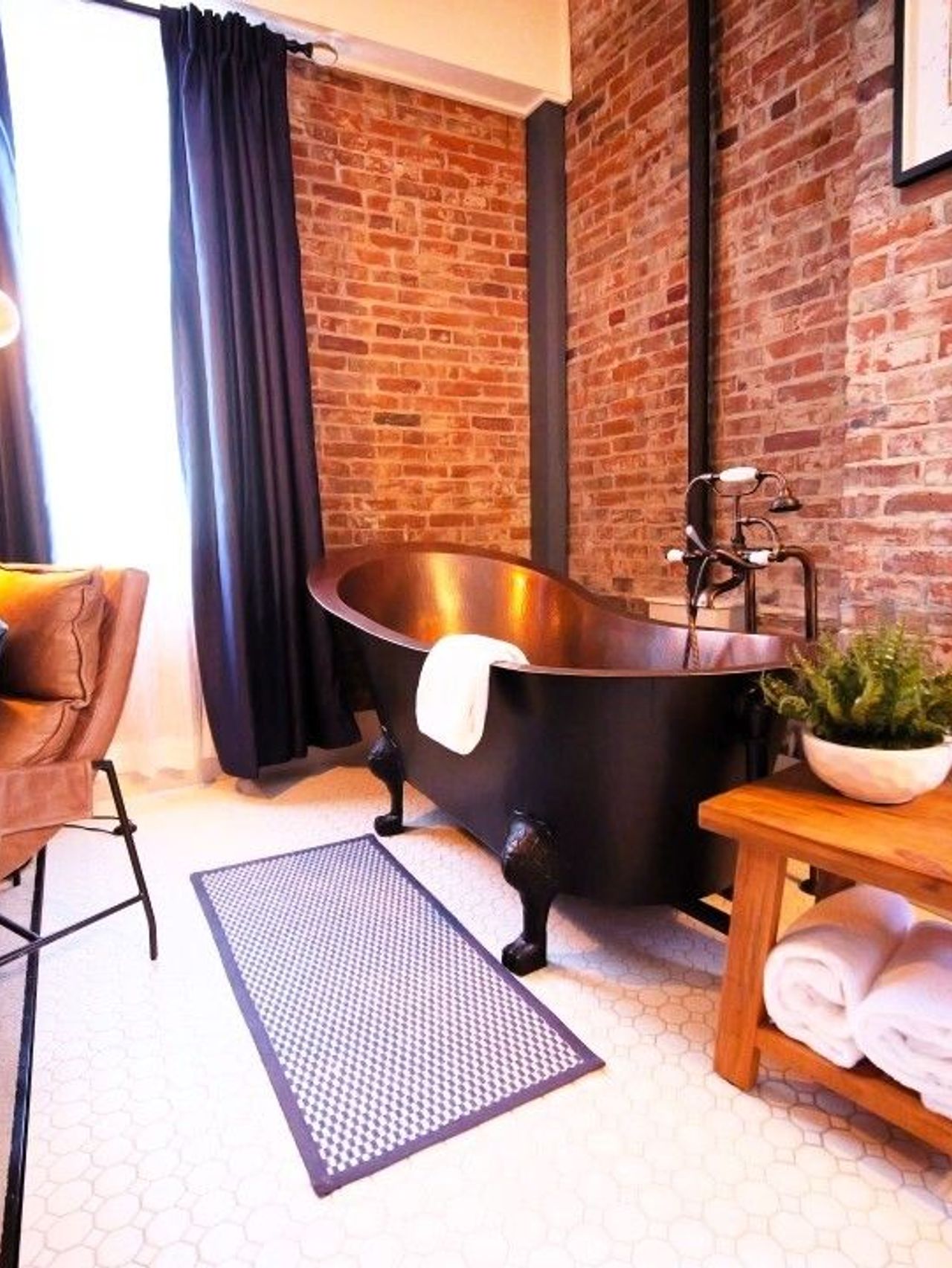 Jacksonville Inn - King Suite with Luxurious 72" copper soaking tub