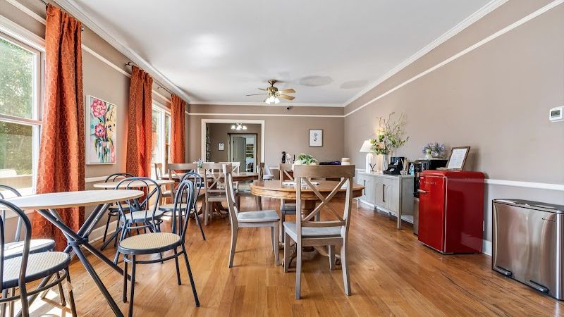 Photo of Cinnamon Bear Creekside Inn