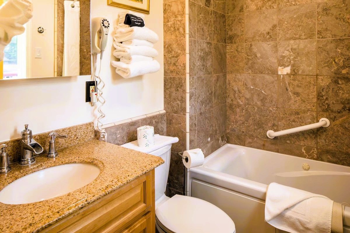Andril Fireplace Cottages - Upstairs Single Room Cottage - King, Private Jetted bath tub