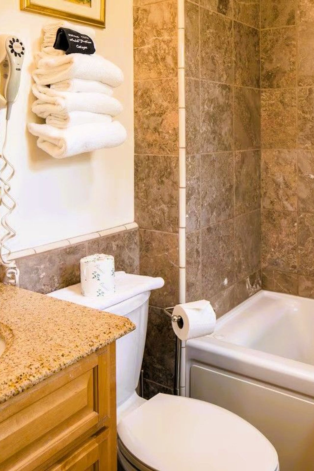 Andril Fireplace Cottages - Upstairs Single Room Cottage - King, Private Jetted bath tub