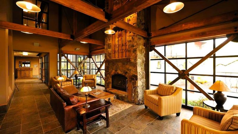 Silver Mountain Resort - Lobby sitting area, Fireplace